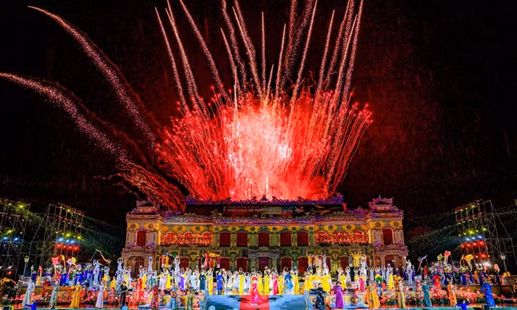 Chương trình nghệ thuật khai mạc Tuần lễ Festival Huế 2024 kết thúc với màn pháo hoa tầm thấp tung bay rực rỡ trên bầu trời Điện Kiến Trung - Đại nội Huế.