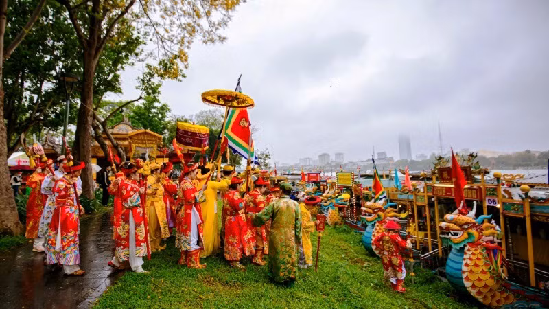Đoàn rước Thánh Mẫu xuống thuyền rồng để di chuyển bằng đường sông trên sông Hương.