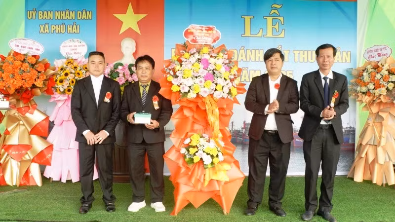 Lãnh đạo huyện Phú Vang tặng hoa và quà chúc mừng, động viên ngư dân Phú Hải ra quân đánh bắt đầu năm.
