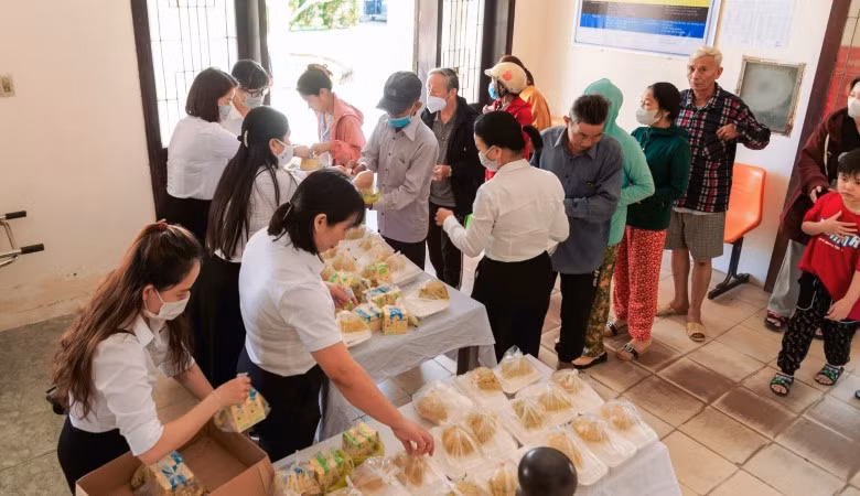Ấm áp “Bữa cơm yêu thương” đến với bệnh nhân nghèo ảnh 7 Ấm áp “Bữa cơm yêu thương” đến với bệnh nhân nghèo ảnh 7