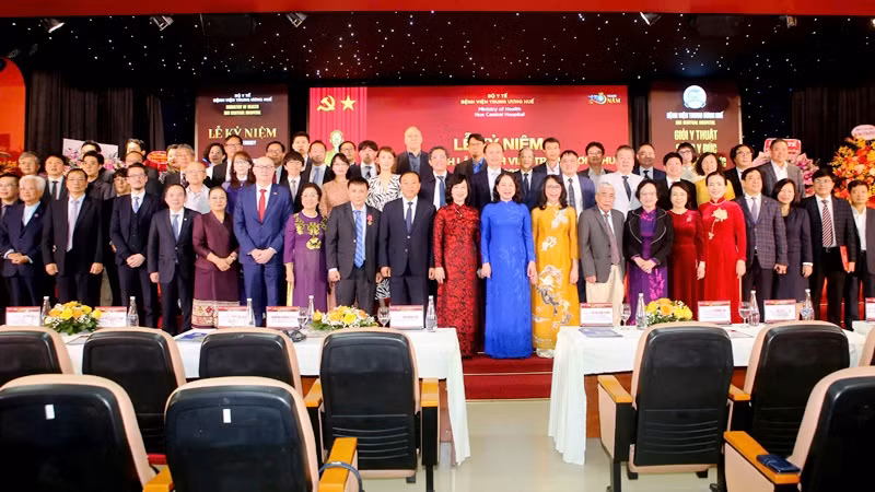 Lãnh đạo Đảng và Nhà nước, Bộ Y tế và các ban, ngành, địa phương chụp ảnh lưu niệm cùng lãnh đạo, cán bộ công nhân viên Bệnh viện Trung ương Huế. Lãnh đạo Đảng và Nhà nước, Bộ Y tế và các ban, ngành, địa phương chụp ảnh lưu niệm cùng lãnh đạo, cán bộ công nhân viên Bệnh viện Trung ương Huế.