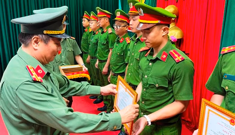 Đại tá Hoàng Văn Thành, Phó Giám đốc Công an tỉnh Thừa Thiên Huế trao giấy khen cho các cán bộ công an hoàn thành xuất sắc nhiệm vụ tại xã biên giới. Đại tá Hoàng Văn Thành, Phó Giám đốc Công an tỉnh Thừa Thiên Huế trao giấy khen cho các cán bộ công an hoàn thành xuất sắc nhiệm vụ tại xã biên giới.