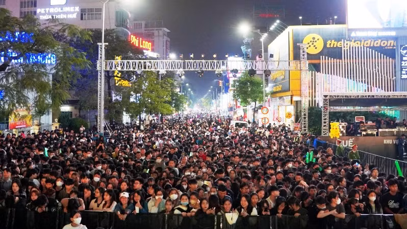 Các tuyến đường giao nhau với đường Hùng Vương ngay ở khu vực diễn ra chương trình Countdown chật kín người.