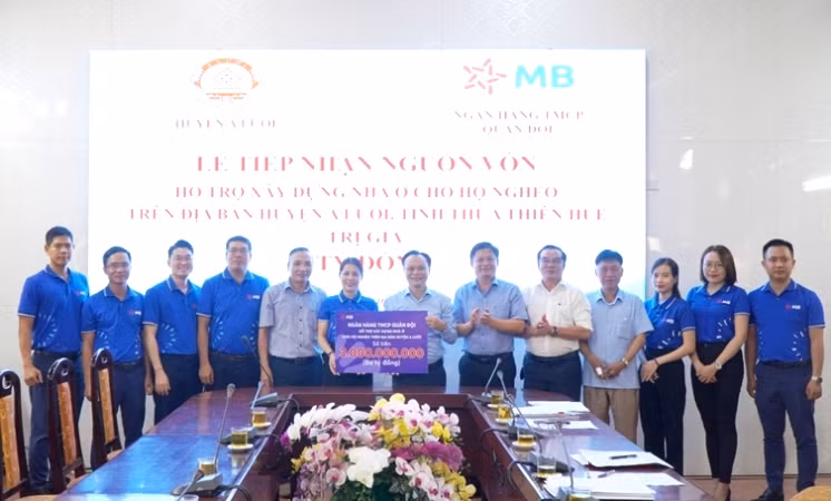 Lãnh đạo Ủy ban nhân dân tỉnh, huyện A Lưới cùng MB tại lễ trao tiền hỗ trợ xây nhà ở cho hộ nghèo. (Ảnh: VB) Lãnh đạo Ủy ban nhân dân tỉnh, huyện A Lưới cùng MB tại lễ trao tiền hỗ trợ xây nhà ở cho hộ nghèo. (Ảnh: VB)