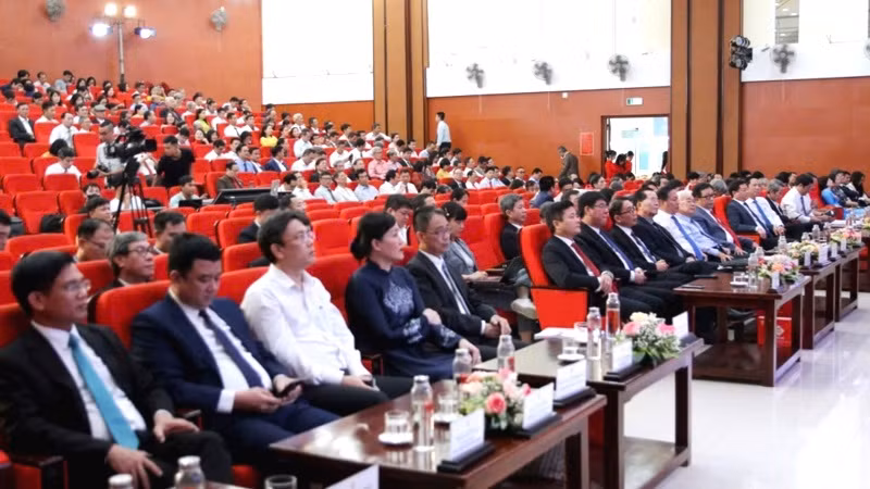 Các đại biểu tham dự Hội thảo “Đại học Huế - 30 năm tái lập và phát triển thành Đại học Quốc gia (1994-2024).