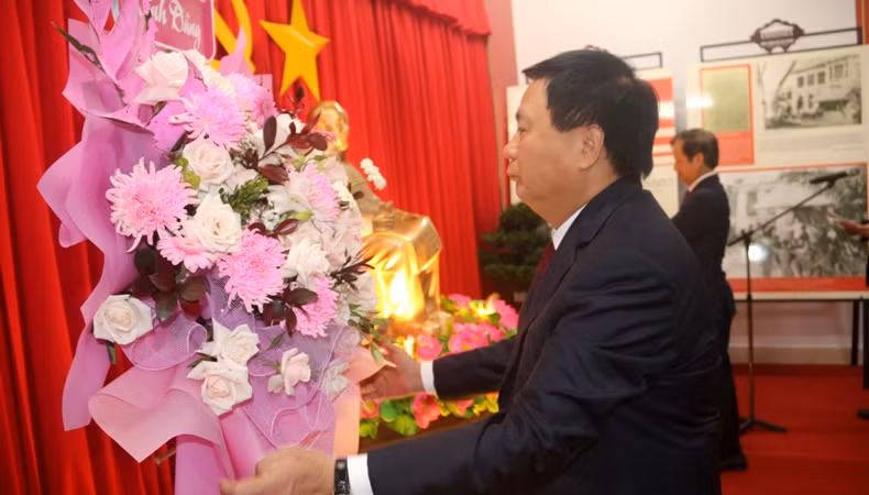 Đồng chí Nguyễn Xuân Thắng dâng hoa lên Chủ tịch Hồ Chí Minh tại Phòng truyền thống của Trường Chính trị Nguyễn Chí Thanh. Đồng chí Nguyễn Xuân Thắng dâng hoa lên Chủ tịch Hồ Chí Minh tại Phòng truyền thống của Trường Chính trị Nguyễn Chí Thanh.