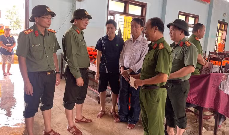 Đại tá Nguyễn Thanh Tuấn, Giám đốc Công an tỉnh biểu dương lực lượng Công an các xã và Công an huyện Quảng Điền đã chủ động tham mưu, kịp thời giúp dân trong phòng, chống mưa lũ, cứu giúp dân. Đại tá Nguyễn Thanh Tuấn, Giám đốc Công an tỉnh biểu dương lực lượng Công an các xã và Công an huyện Quảng Điền đã chủ động tham mưu, kịp thời giúp dân trong phòng, chống mưa lũ, cứu giúp dân.