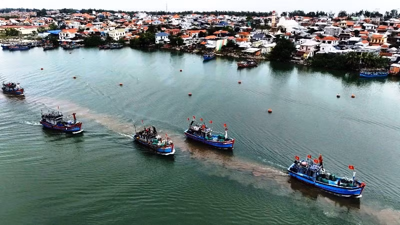 Sau hồi trống lệnh xuất quân, Đội tàu đánh bắt xa bờ của xã Phú Hải ra quân đánh bắt hải sản đầu năm mới.