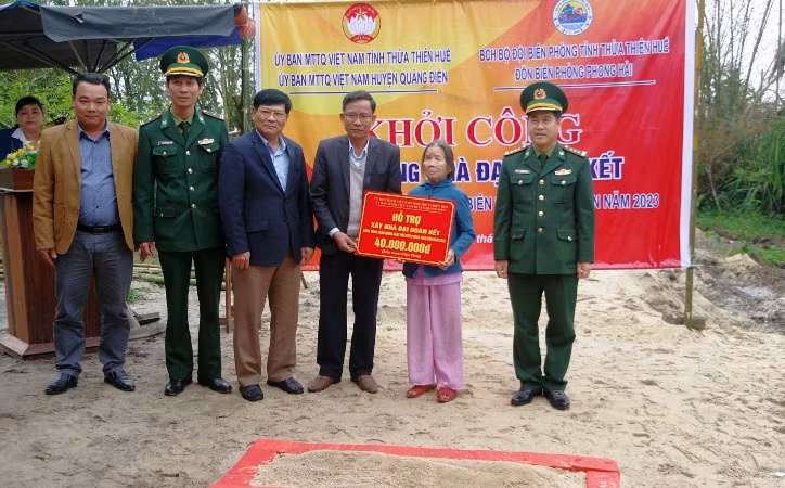 Các cơ quan, đơn vị trong tỉnh cũng đã hỗ trợ xây dựng nhà ở cho hộ nghèo tại huyện A Lưới. (Ảnh: MT) Các cơ quan, đơn vị trong tỉnh cũng đã hỗ trợ xây dựng nhà ở cho hộ nghèo tại huyện A Lưới. (Ảnh: MT)