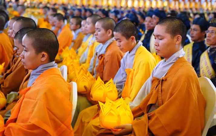 Đông đảo tăng ni, phật tử tham dự Đại lễ cầu siêu.