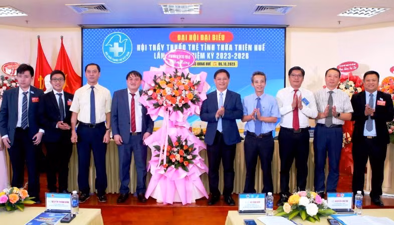 Lãnh đạo tỉnh tặng hoa chúc mừng Hội Thầy thuốc trẻ tỉnh Thừa Thiên Huế. (Ảnh: TH)