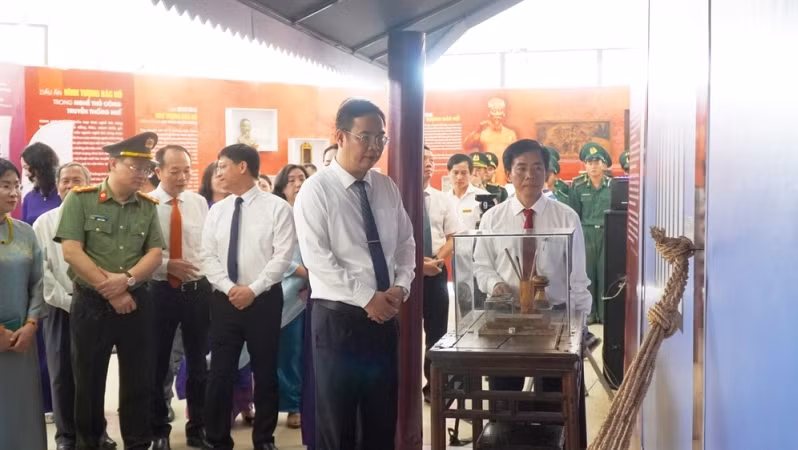 Lãnh đạo thành phố tham quan các không gian trưng bày ở triển lãm. Lãnh đạo thành phố tham quan các không gian trưng bày ở triển lãm.