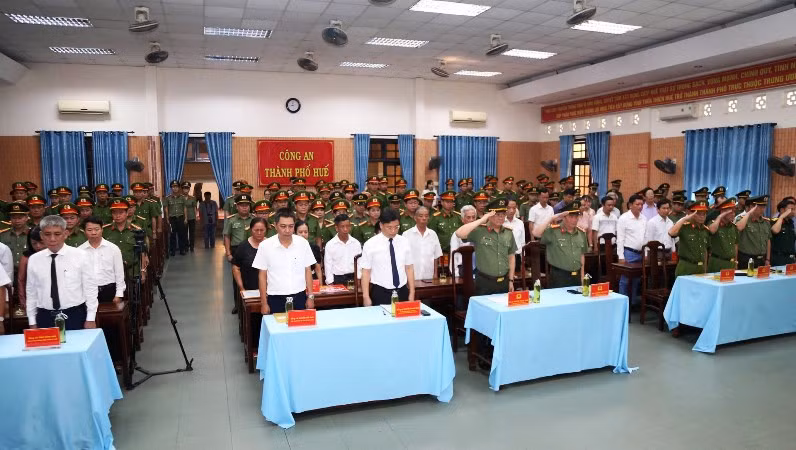 Các đại biểu dành một phút mặc niệm tưởng nhớ sự hy sinh cao cả của Liệt sĩ Trần Duy Hùng.