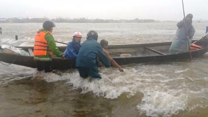 Lực lượng chức năng kịp thời ứng cứu người đàn ông bị nước lũ cuốn trôi. (Ảnh CTV). Lực lượng chức năng kịp thời ứng cứu người đàn ông bị nước lũ cuốn trôi. (Ảnh CTV).
