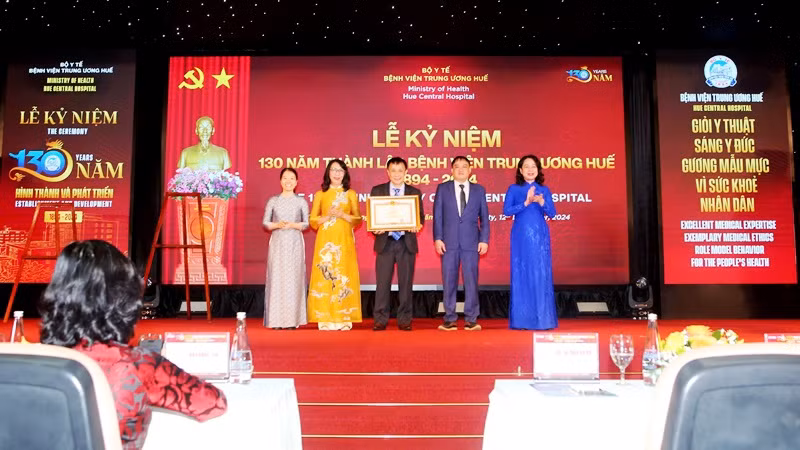 Thừa ủy quyền của Thủ tướng Chính phủ, Phó Chủ tịch nước Võ Thị Ánh Xuân trao Bằng khen của Thủ tướng Chính phủ tặng tập thể Bệnh viện Trung ương Huế. Thừa ủy quyền của Thủ tướng Chính phủ, Phó Chủ tịch nước Võ Thị Ánh Xuân trao Bằng khen của Thủ tướng Chính phủ tặng tập thể Bệnh viện Trung ương Huế.