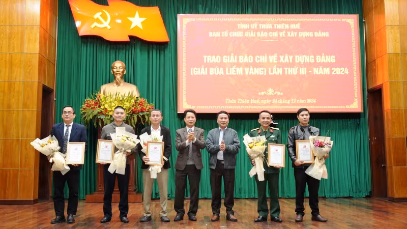 Ban tổ chức còn trao 5 giải chuyên đề cho các tác giả, nhóm tác giả.