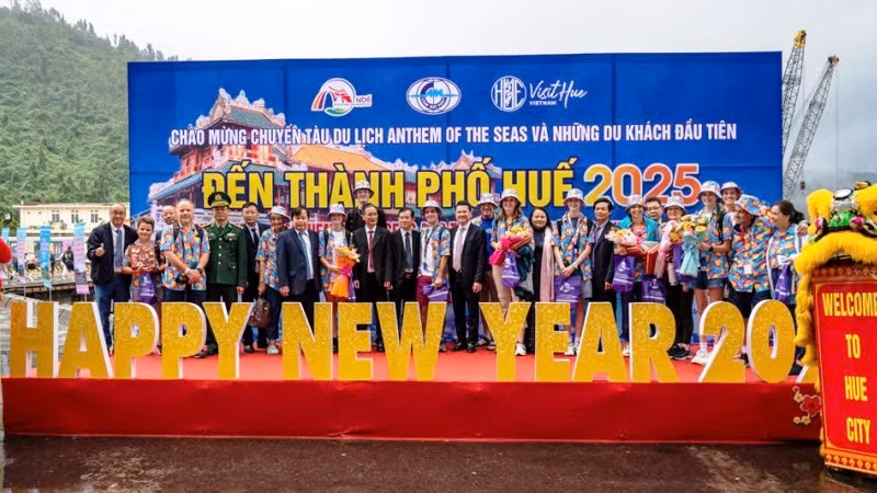 Lãnh đạo thành phố Huế đón, tặng hoa, chụp ảnh lưu niệm cùng những du khách đầu tiên đến Huế bằng đường hàng hải trong năm 2025. (Ảnh: HOÀNG HẢI)