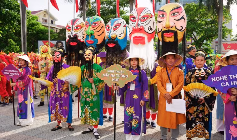 Nghệ thuật mặt nạ Tuồng của Đoàn nghệ thuật truyền thống Huế tham gia tại lễ hội. Nghệ thuật mặt nạ Tuồng của Đoàn nghệ thuật truyền thống Huế tham gia tại lễ hội.
