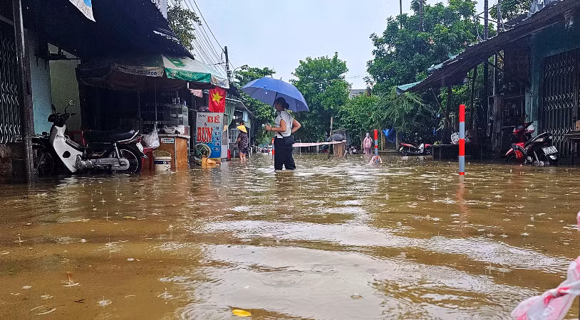 Mưa cường độ lớn khiến nhiều tuyến phố tại thành phố Huế bị ngập cục bộ.