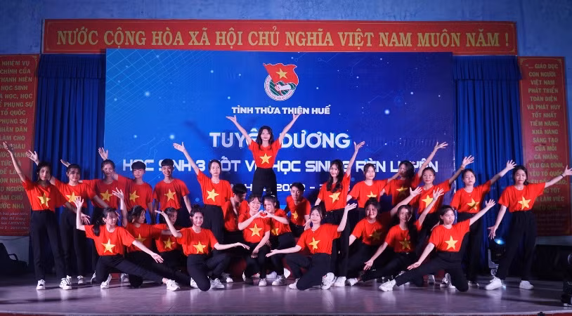 Lễ tuyên dương là sự động viên giúp các em tiếp tục phấn đấu, rèn luyện. Lễ tuyên dương là sự động viên giúp các em tiếp tục phấn đấu, rèn luyện.