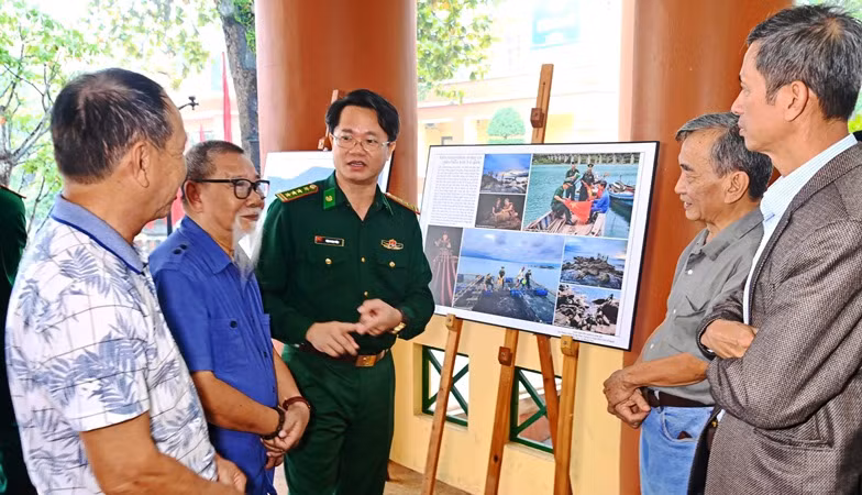 Các đại biểu tham quan và trao đổi về những hình ảnh đạt giải cao trong các cuộc thi. Các đại biểu tham quan và trao đổi về những hình ảnh đạt giải cao trong các cuộc thi.