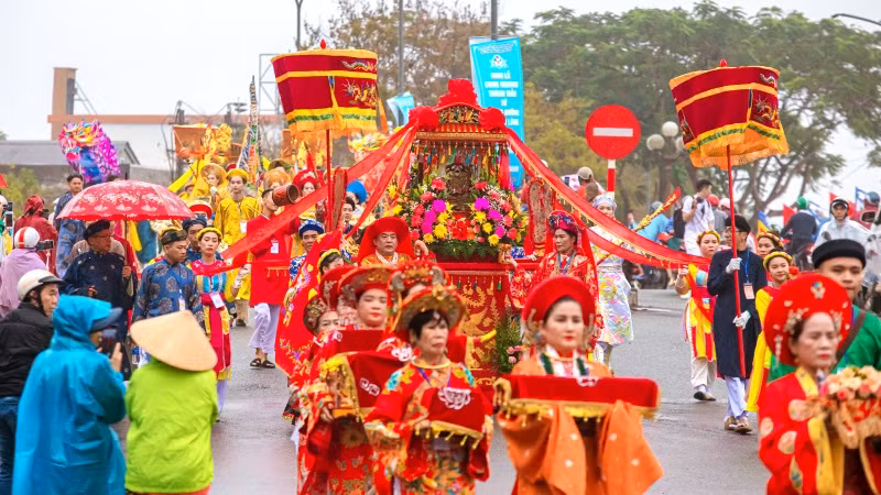 Lễ hội diễn ra với nhiều nghi lễ sôi động, đa sắc màu tâm linh theo tín ngưỡng thờ Mẫu được tái hiện và tổ chức tại Huế.