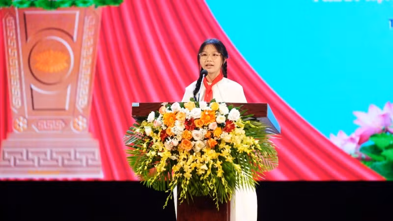 Đại diện các bạn thiếu nhi cả nước, em Nguyễn Đăng Minh Khánh, học sinh Trường THCS Nguyễn Chí Diểu (thành phố Huế) phát biểu tại buổi lễ.