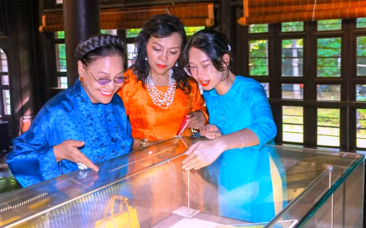 Giới thiệu đến du khách những hiện vật tiêu biểu thời Khải Định.