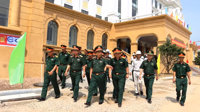 Đại tướng Phan Văn Giang cùng Đoàn công tác thăm công trình trụ sở Bộ Chỉ huy Quân sự tỉnh Thừa Thiên Huế đang xây dựng mới.