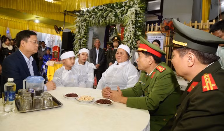 Phó Chủ tịch Thường trực Ủy ban nhân dân tỉnh Nguyễn Thanh Bình (ngoài cùng bên trái) động viên gia đình chiến sĩ công an hy sinh. Phó Chủ tịch Thường trực Ủy ban nhân dân tỉnh Nguyễn Thanh Bình (ngoài cùng bên trái) động viên gia đình chiến sĩ công an hy sinh.