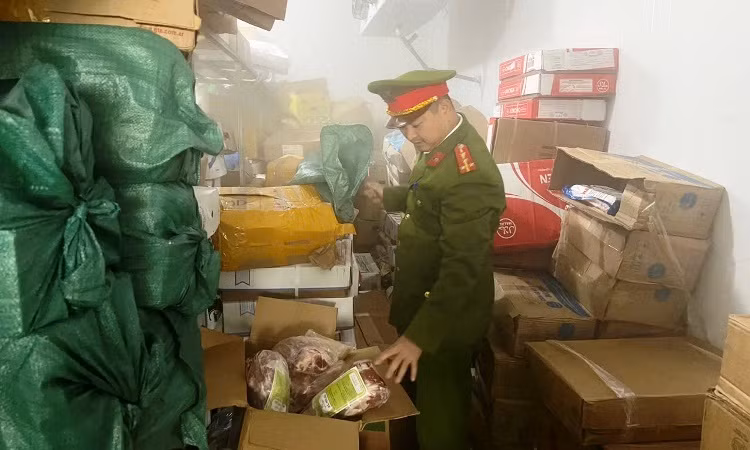 Quá trình kiểm tra, Công an thành phố Huế phát hiện tại kho hàng của bà Nguyễn Thị Sương với số lượng lớn hàng hóa không rõ nguồn gốc. Quá trình kiểm tra, Công an thành phố Huế phát hiện tại kho hàng của bà Nguyễn Thị Sương với số lượng lớn hàng hóa không rõ nguồn gốc.