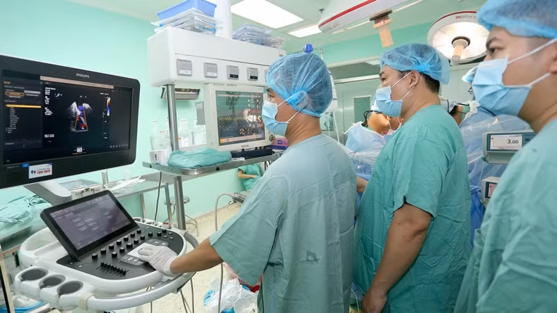 Bệnh nhân được ghép là anh N.V.C. (36 tuổi), trú tại Quảng Nam, từng bị tai nạn cách đây 6 năm, mắc bệnh cơ tim giãn, suy tim giai đoạn cuối. Bệnh nhân được ghép là anh N.V.C. (36 tuổi), trú tại Quảng Nam, từng bị tai nạn cách đây 6 năm, mắc bệnh cơ tim giãn, suy tim giai đoạn cuối.