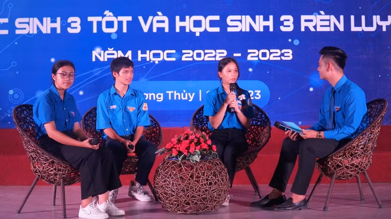 3 gương học sinh tiêu biểu giao lưu, chia sẻ tại chương trình.