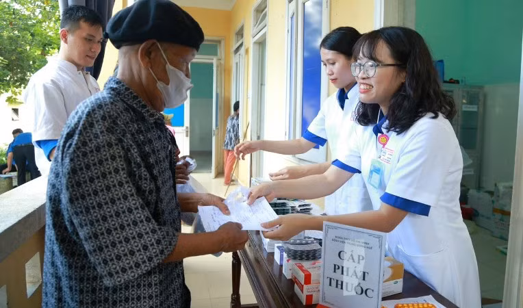 Nhiều cán bộ hưu trí, gia đình chính sách được khám bệnh, tư vấn thuốc điều trị.