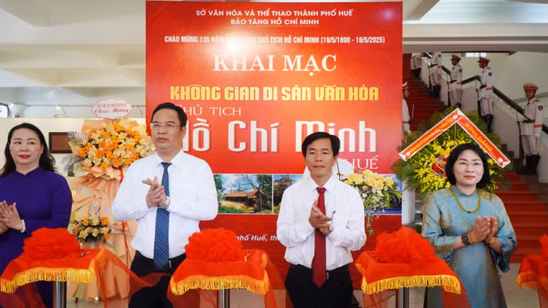 Lãnh đạo thành phố cắt băng khai mạc triển lãm “Không gian di sản văn hóa Chủ tịch Hồ Chí Minh ở Huế”. Lãnh đạo thành phố cắt băng khai mạc triển lãm “Không gian di sản văn hóa Chủ tịch Hồ Chí Minh ở Huế”.