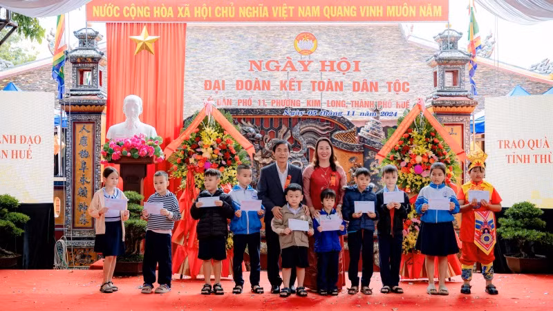 Chủ tịch Ủy ban nhân dân tỉnh Nguyễn Văn Phương và Chủ tịch Ủy ban Mặt trận Tổ quốc Việt Nam tỉnh Nguyễn Thị Ái Vân trao quà tặng các em học sinh nghèo.