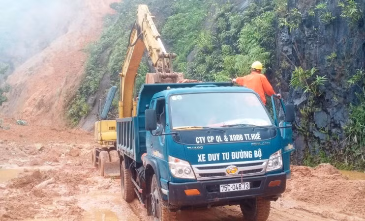 Công tác khắc phục điểm sạt lở trên tuyến đường Hồ Chí Minh đã được Công ty CP Quản lý và xây dựng đường bộ Thừa Thiên Huế tiến hành khẩn trương nhằm bảo đảm an toàn và sớm thông tuyến trở lại trong ngày 19/10. Công tác khắc phục điểm sạt lở trên tuyến đường Hồ Chí Minh đã được Công ty CP Quản lý và xây dựng đường bộ Thừa Thiên Huế tiến hành khẩn trương nhằm bảo đảm an toàn và sớm thông tuyến trở lại trong ngày 19/10.