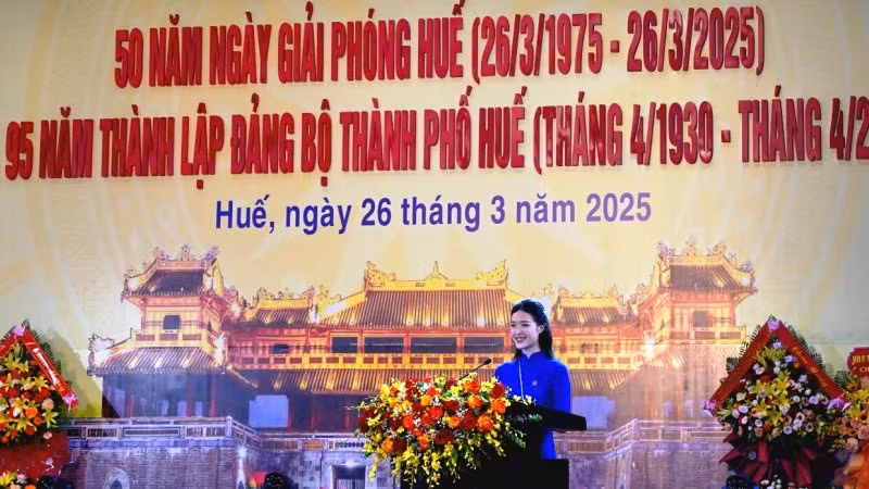 Đại diện cho thế hệ trẻ, sinh viên Hồ Thị Yến Nhi (Khoa Quốc tế -Đại học Huế) phát biểu tại buổi lễ.