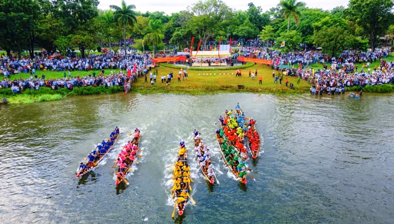 Toàn cảnh ngày hội đua ghe truyền thống nhìn từ trên cao.