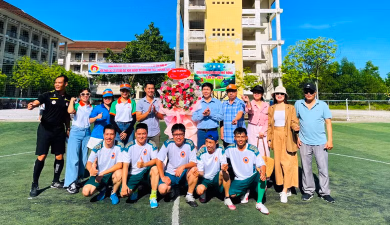 Hội thao thu hút hơn 300 vận động viên tại 17 đơn vị giáo dục nghề nghiệp trên địa bàn tham gia. Hội thao thu hút hơn 300 vận động viên tại 17 đơn vị giáo dục nghề nghiệp trên địa bàn tham gia.