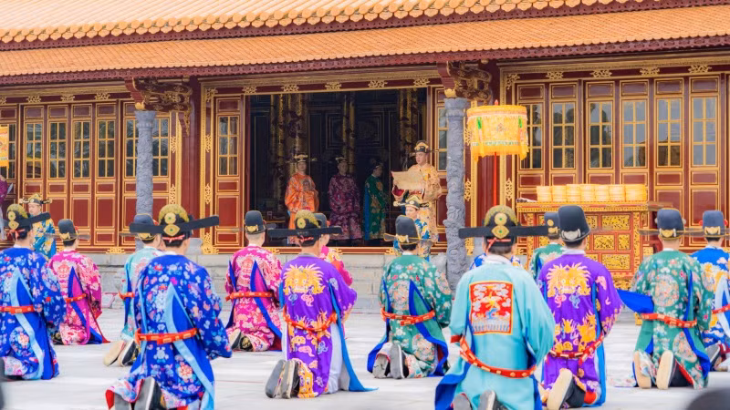Lễ Thiết triều Nguyên đán thời Nguyễn tại sân Đại triều Điện Thái Hòa được tái hiện theo hình thức sân khấu hóa.