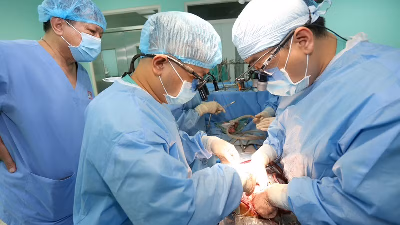 Các bác sĩ Bệnh viện Trung ương Huế thực hiện ca ghép tim xuyên Việt. Các bác sĩ Bệnh viện Trung ương Huế thực hiện ca ghép tim xuyên Việt.