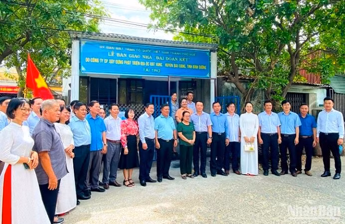 Lễ bàn giao “Nhà đại đoàn kết” cho gia đình bà Nguyễn Thị Thu Oanh, tại phường Xuân Phú (thành phố Huế).