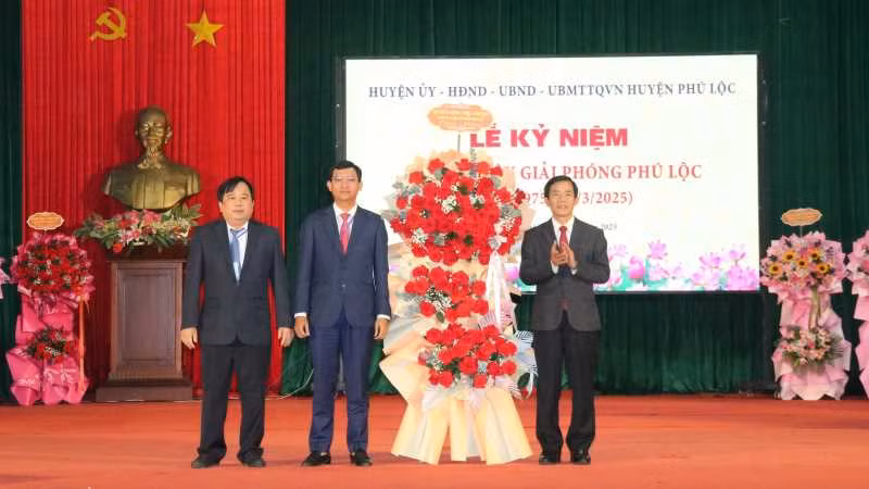 Đồng chí Phó Bí thư Thành ủy, Chủ tịch Ủy ban nhân dân thành phố Huế Nguyễn Văn Phương tặng hoa chúc mừng huyện Phú Lộc.