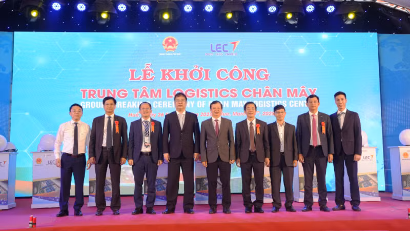 Các đại biểu chụp ảnh lưu niệm.