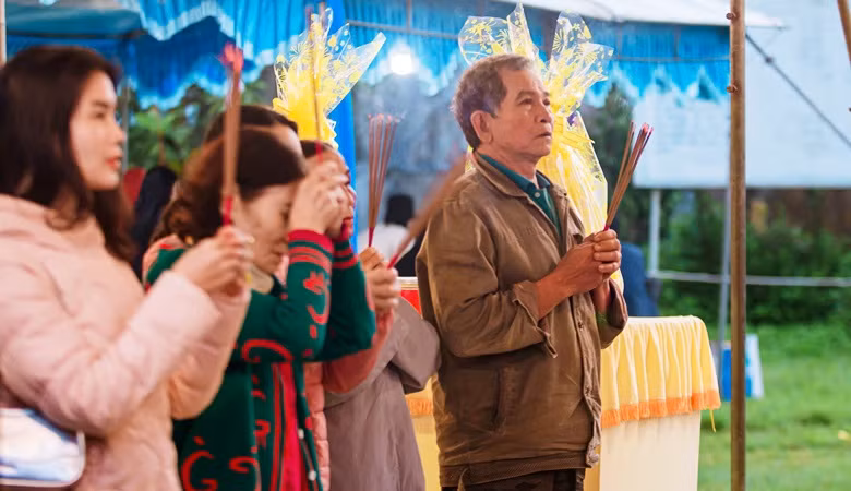 Sau lễ tế, nhiều người dân đã dâng hương cầu may mắn, an lành. Sau lễ tế, nhiều người dân đã dâng hương cầu may mắn, an lành.