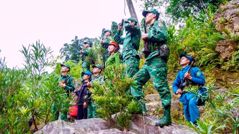 Cán bộ, chiến sĩ Bộ đội Biên phòng Thừa Thiên Huế phối hợp cùng các lực lượng và nhân dân xã Quảng Nhâm, huyện A Lưới tuần tra bảo vệ biên giới. (ảnh: Võ Tiến) Cán bộ, chiến sĩ Bộ đội Biên phòng Thừa Thiên Huế phối hợp cùng các lực lượng và nhân dân xã Quảng Nhâm, huyện A Lưới tuần tra bảo vệ biên giới. (ảnh: Võ Tiến)