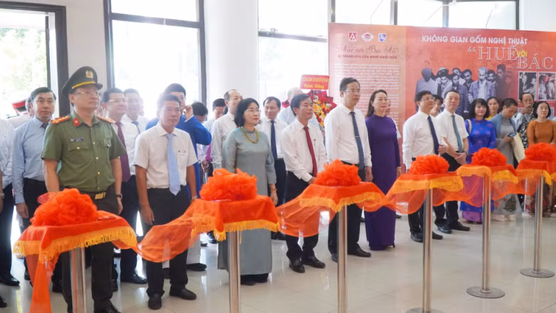 Lãnh đạo thành phố Huế dự khai mạc triển lãm “Không gian di sản văn hóa Chủ tịch Hồ Chí Minh ở Huế” Lãnh đạo thành phố Huế dự khai mạc triển lãm “Không gian di sản văn hóa Chủ tịch Hồ Chí Minh ở Huế”