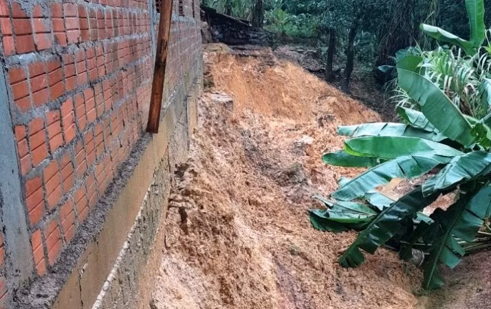 Cạnh một ngôi nhà đang xây dựng của hộ ông Hồ Non Ly, thôn Ca Cú 1, xã Hồng Vân (huyện A Lưới) bị sạt lở rất nguy hiểm. Cạnh một ngôi nhà đang xây dựng của hộ ông Hồ Non Ly, thôn Ca Cú 1, xã Hồng Vân (huyện A Lưới) bị sạt lở rất nguy hiểm.