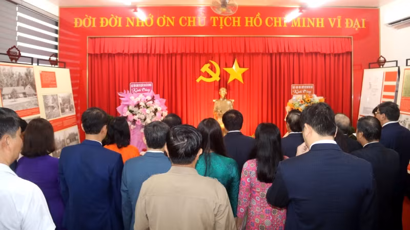 Quang cảnh tại buổi lễ dâng hoa lên Chủ tịch Hồ Chí Minh. Quang cảnh tại buổi lễ dâng hoa lên Chủ tịch Hồ Chí Minh.